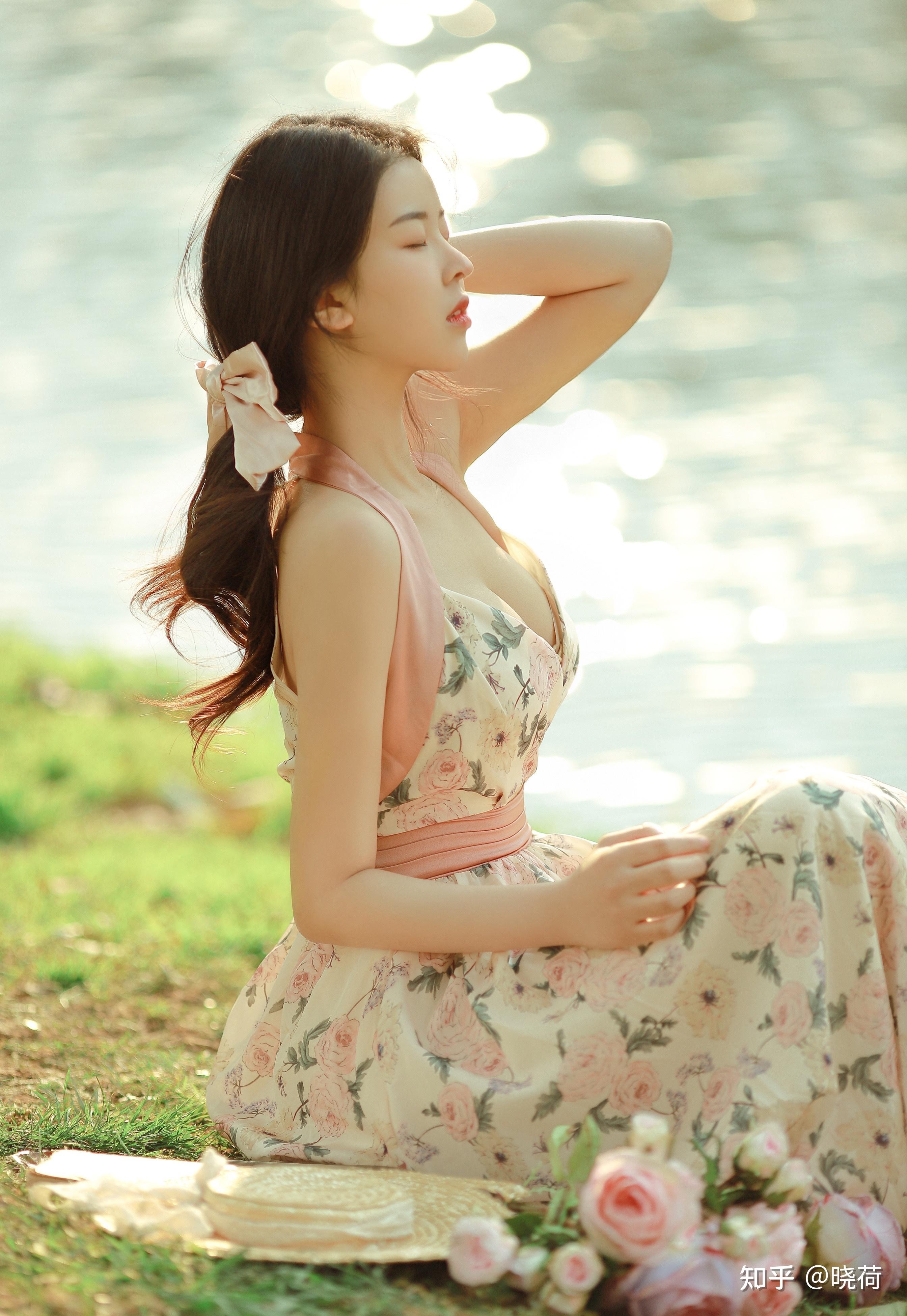 秋日碎花裙穿搭写真少女和花我都要