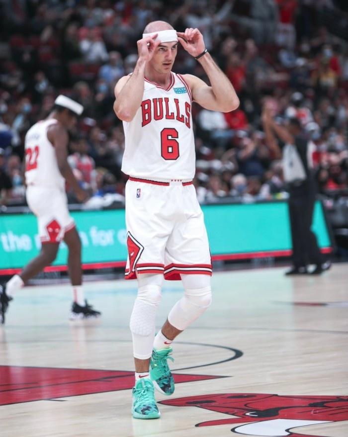 秃曼巴公牛官方晒卡鲁索赛场照请尊重发带