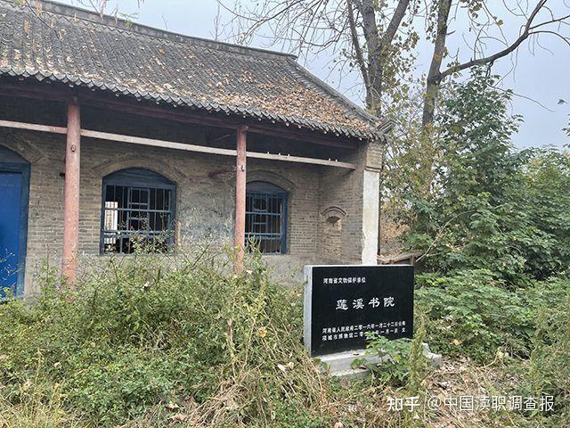周口市民政局原副局长高卫东及夫人在项城市秣陵镇文化站长张红勋陪同