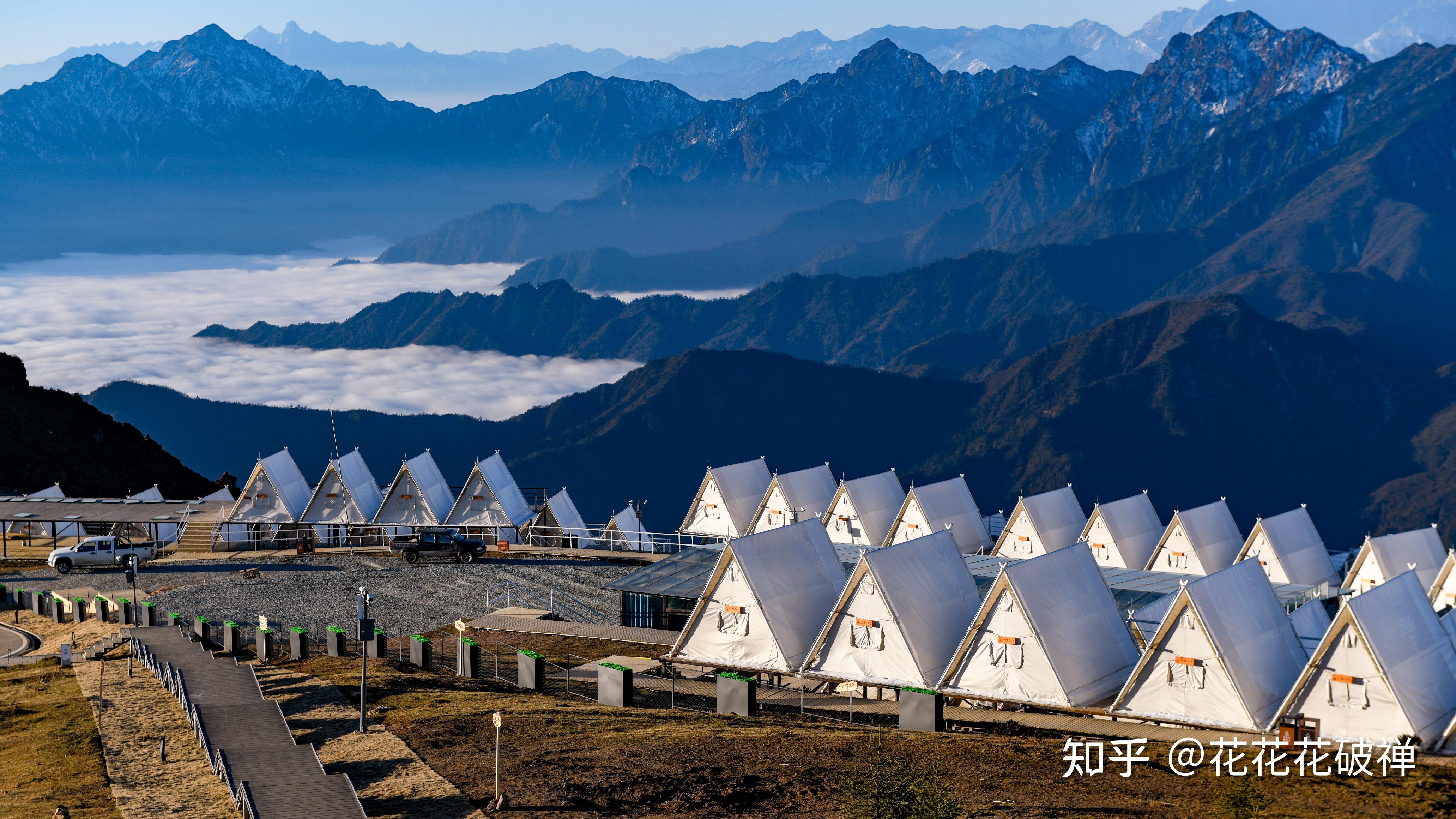 牛背山星辰营地,打造出舒适精致的住宿环境,三角帐,豪华球帐,完善的