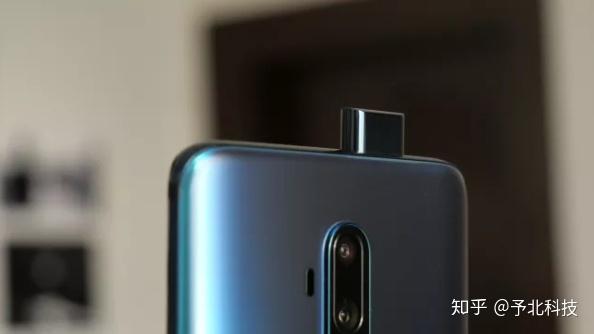 在一加7 pro使用弹出式前置摄像头,弹出式摄像头保证了手机具有更完美