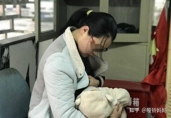 孩子公交车上急尿了,妈妈抱娃在垃圾桶里尿尿,被学生指责没素质