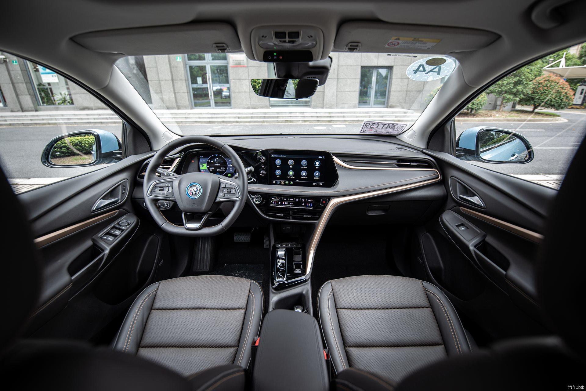 移步车内,别克微蓝7简约而精致的内饰显得既时尚而又充满了科技感