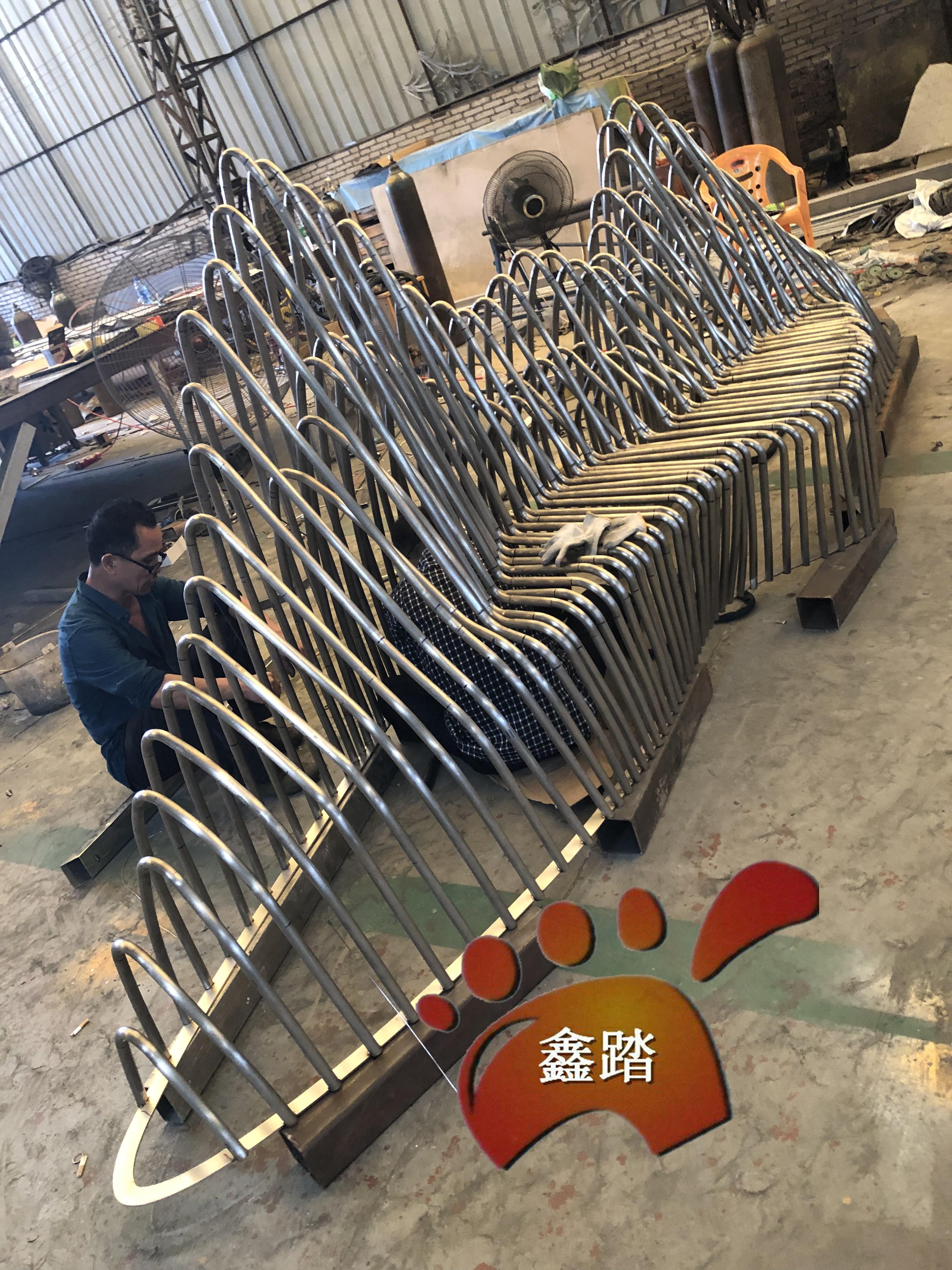你不爱吗 园林不锈钢假山雕塑是一种立体艺术品,其形象逼真材质多样