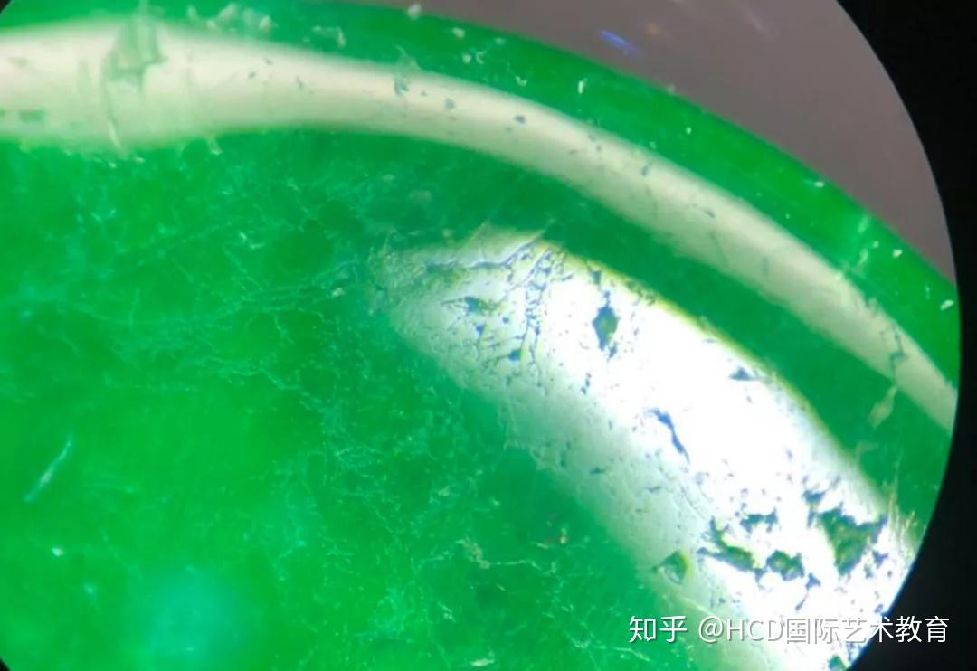显微镜下观察到处理翡翠痕迹翡翠的鉴定是一个理论与实践相结合的过程