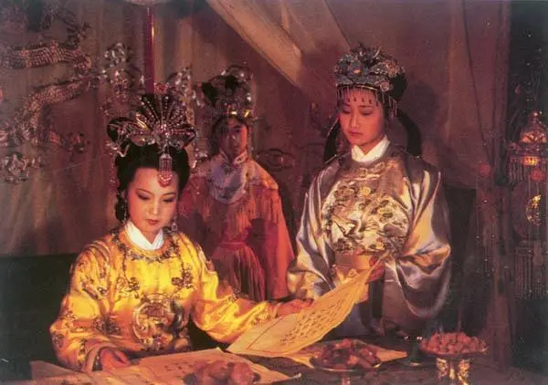 身份:贾元春的陪嫁丫鬟,随贾妃入宫抱琴在《红楼梦》中的出场:"又有贾