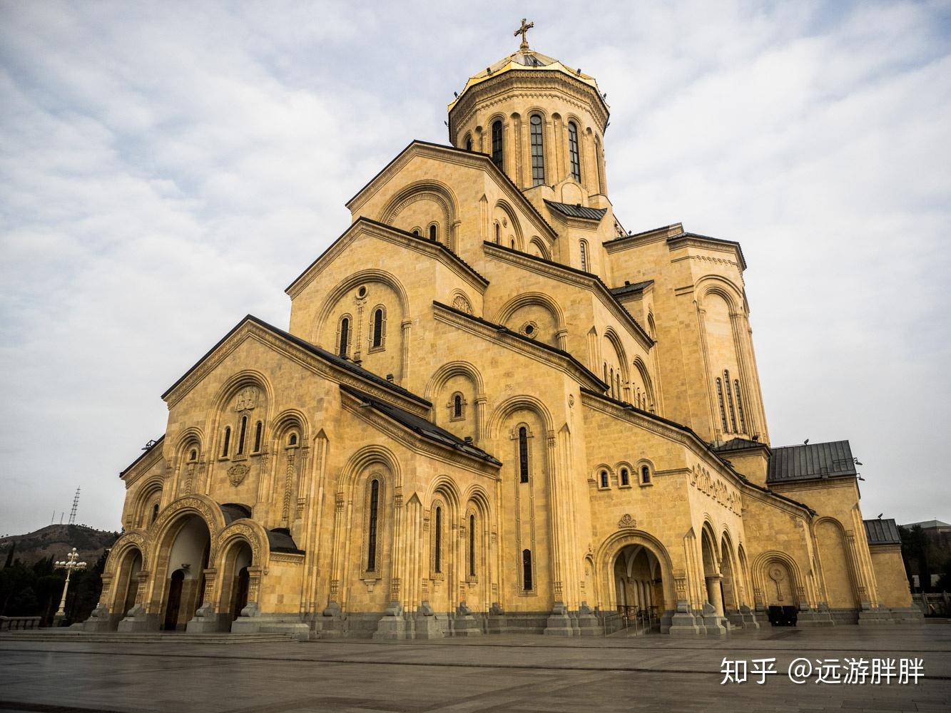 离天堂最近的卡兹别克圣三一教堂