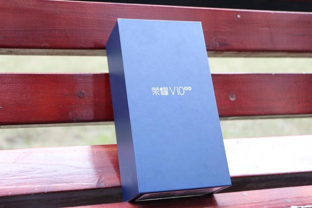 荣耀v10的外包装设计与前代基本一致,盒体不大,设计简约,深蓝色调显得