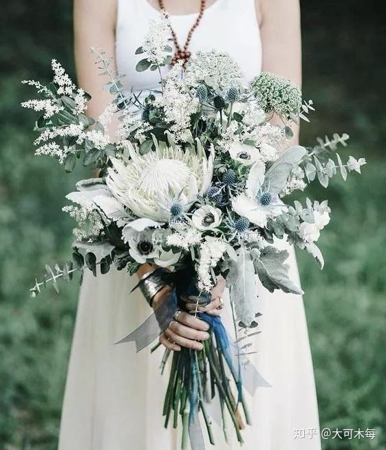 灰色调的银叶菊与暖色系花材搭配,衬得主花更加的柔美,艳丽.