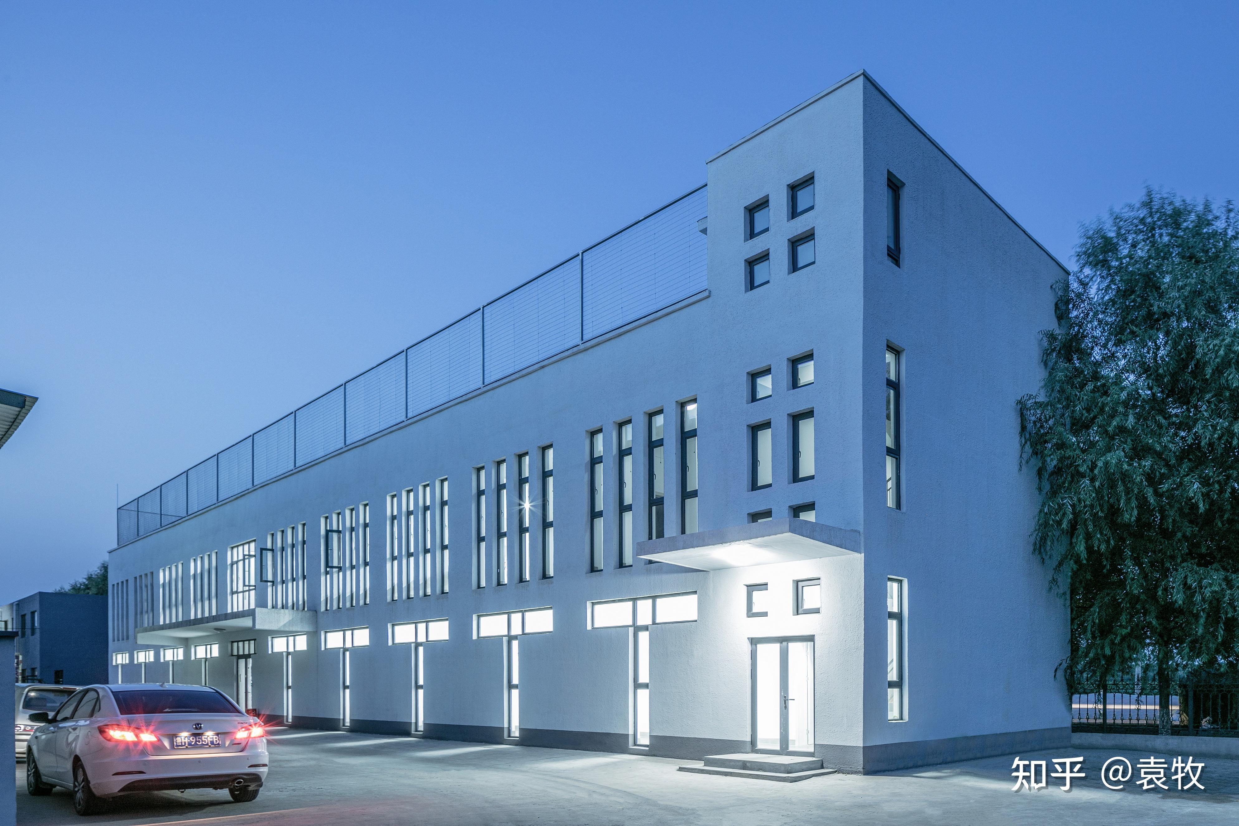 施工末尾使用后西南角夜景西南角南立面,按园区要求,与厂房对位且与