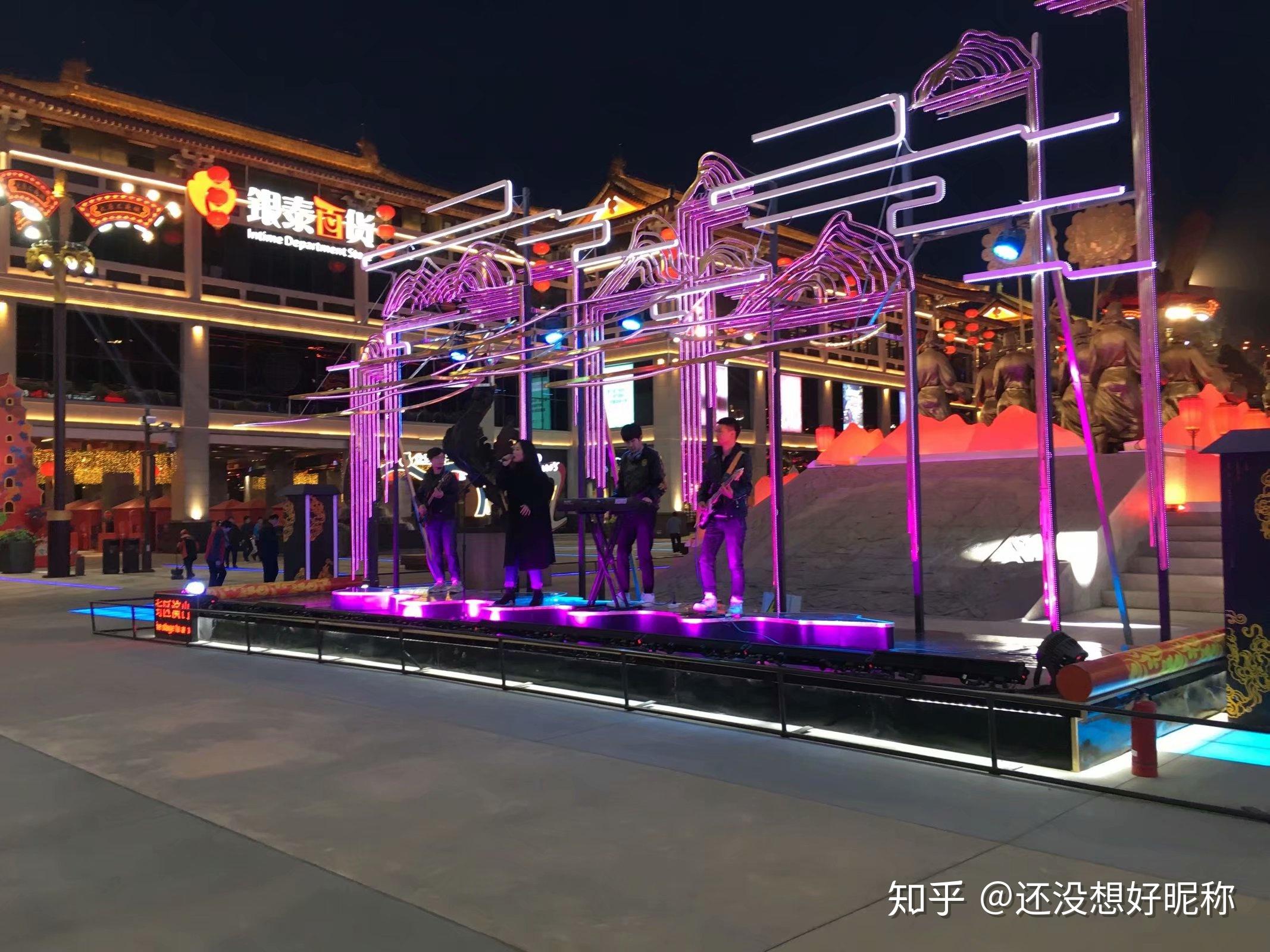 (恩,这几个字还不够形容这里的美丽吧),有各种小舞台的表演供游客欣赏