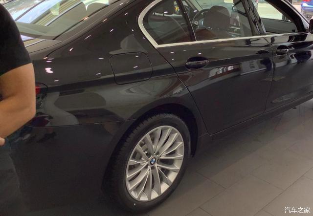 实拍2021款宝马5系!黑色车身很大气,配2.0t 8at,售42.69万起
