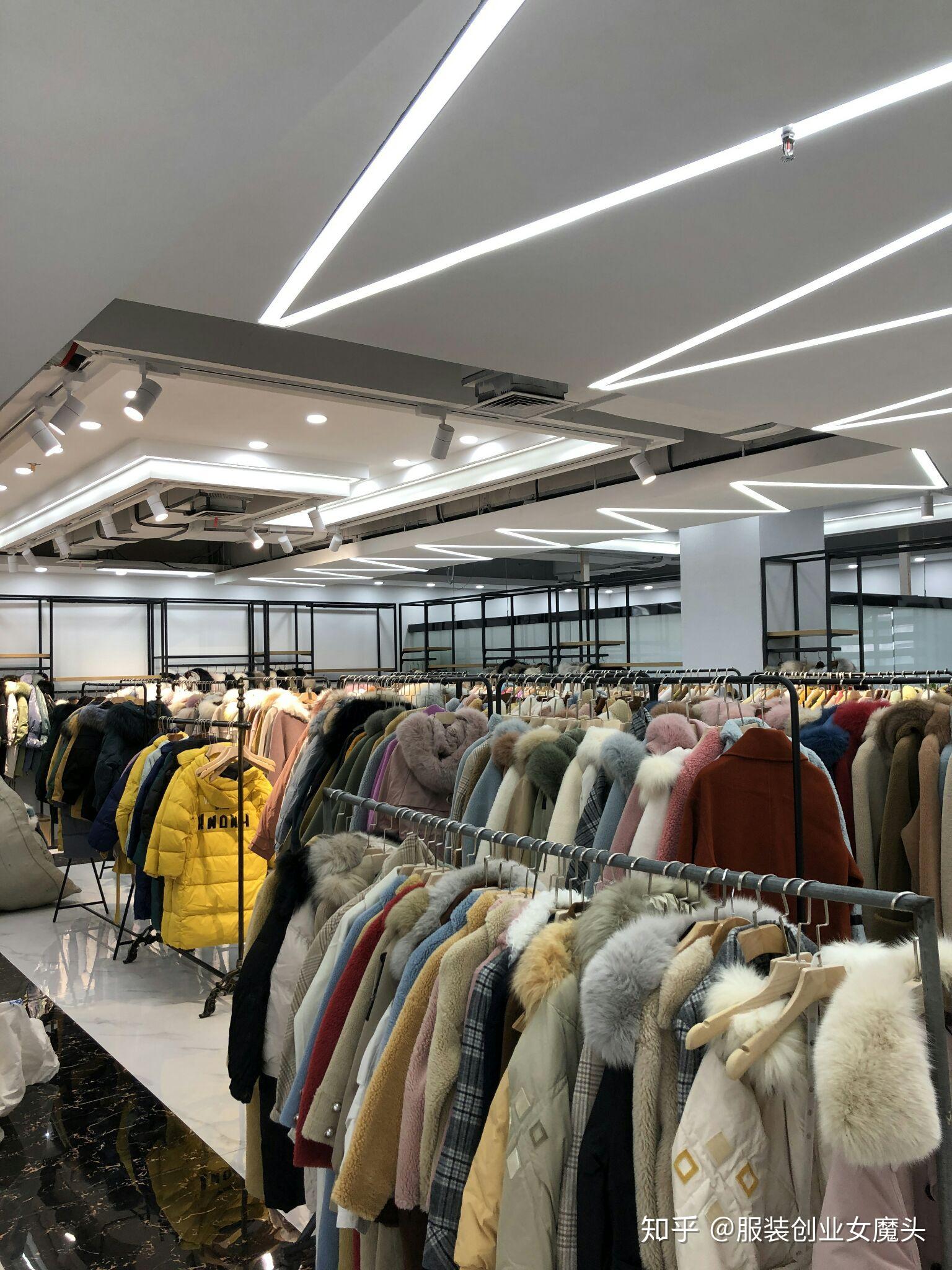 多挂些款,毕竟周末很忙,没空挂新版,所以周末要比平时多挂30~50件衣服