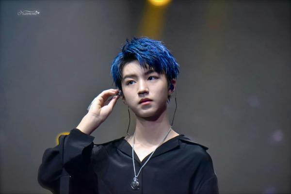 如何看待编舞老师夏震给王俊凯编的舞蹈抄袭金有谦hts的编舞?