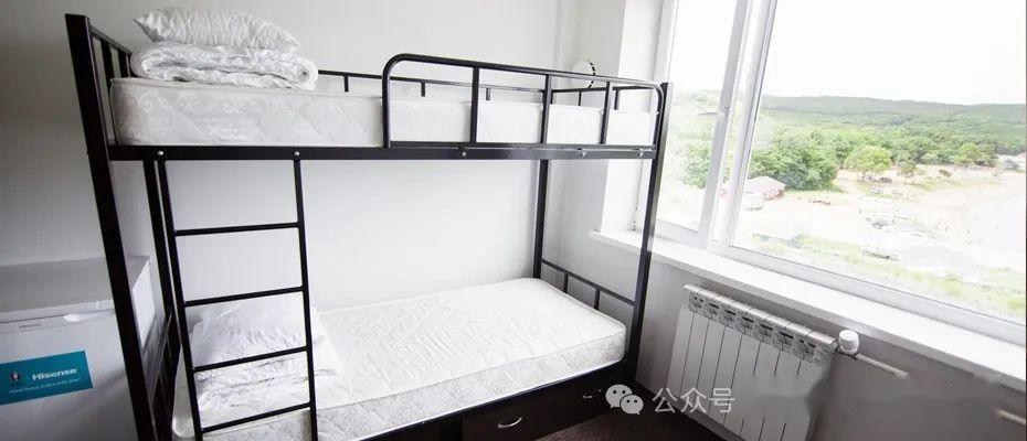 在远东联邦大学学习的实习生以及等待入学的新生:三人套房(两间)宿舍