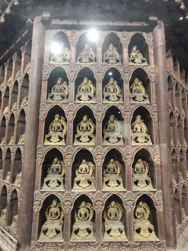 这件清代金丝楠木佛塔并非出自洛阳本土,它原供奉在故宫慈宁宫大佛堂