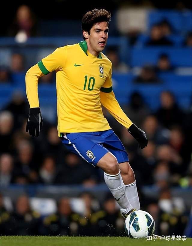 2007年,卡卡以绝对的优势问鼎了金球奖,这一荣誉无疑是对他卓越表现的