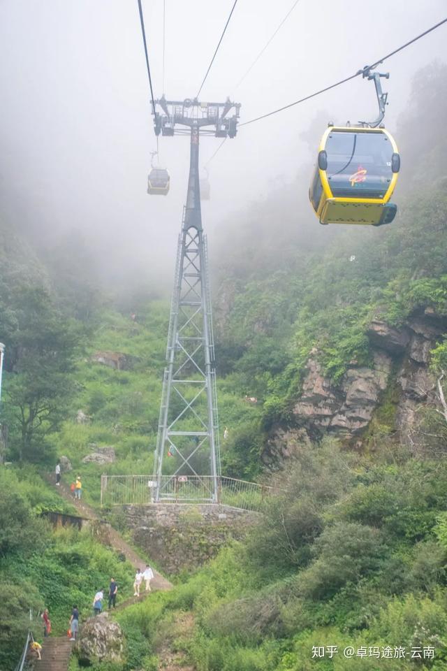 络绎不绝的人流涌向鸡足山,徒步登山,乘坐缆车,不论是哪一种登山方式