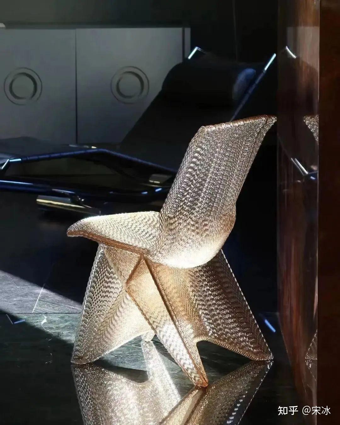 他的另一款经典椅子 the endless chair,是由回收塑胶废料融化后结合