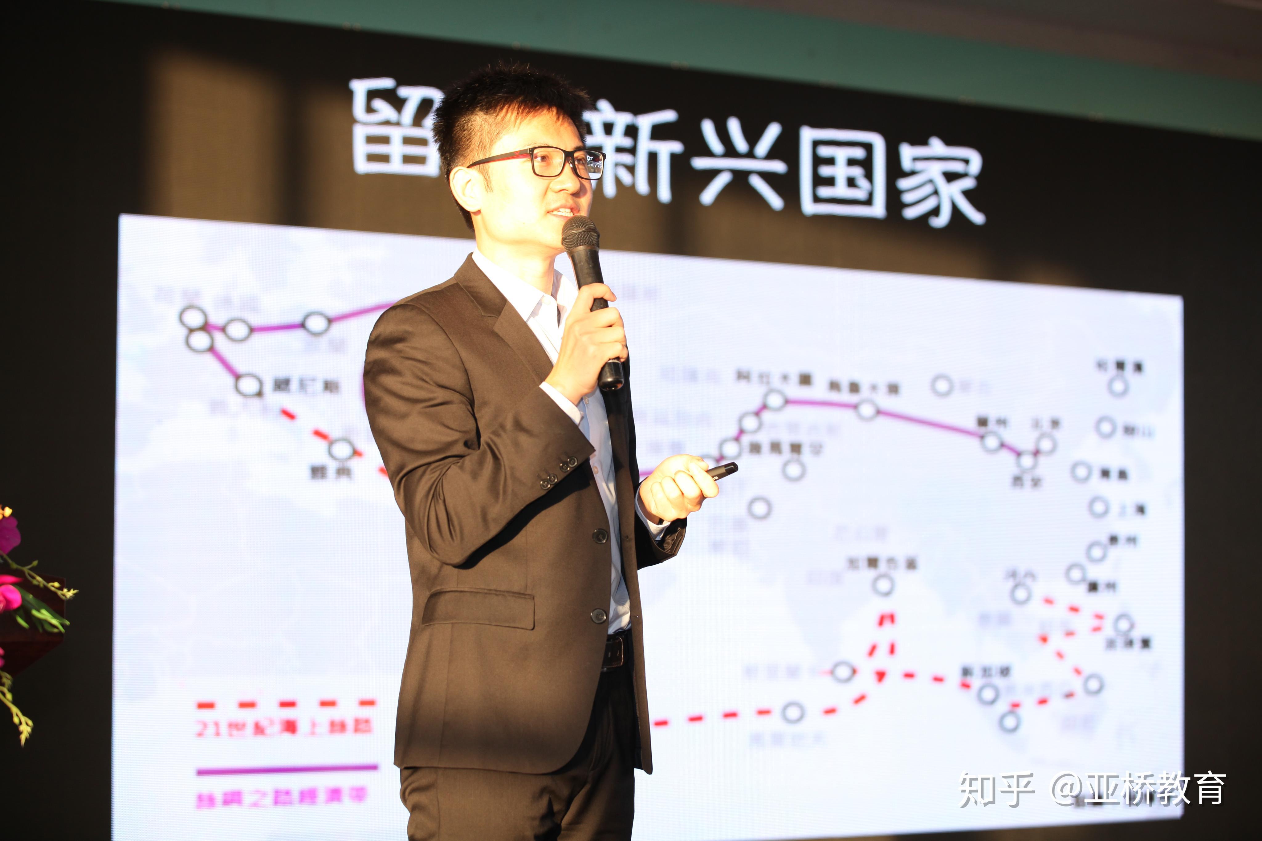 集团领导层杰出代表李由博士,在"开课语"中指出,"家长的格局,决定孩子