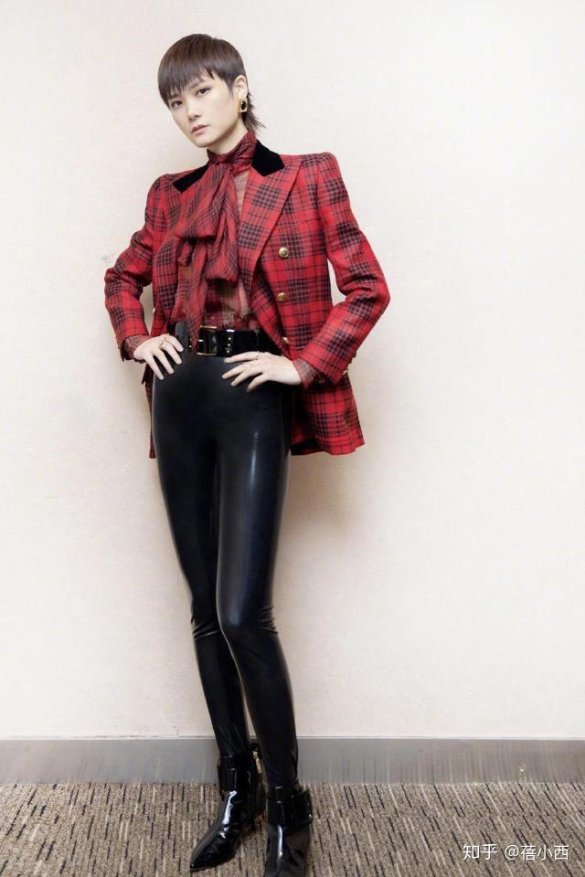 李宇春穿皮裤也太厉害了吧笔直双腿没有一丝赘肉看着就羡慕
