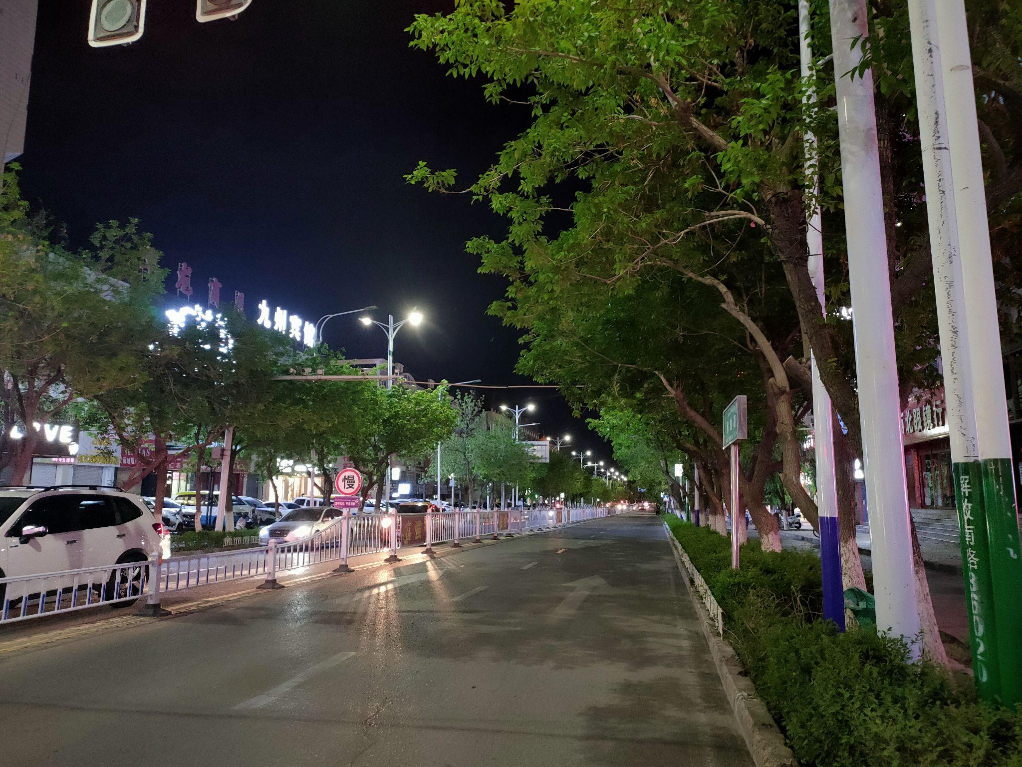 夜景好美,我待的地方不是库车最繁华的地方,十点多外面的人变少了,也