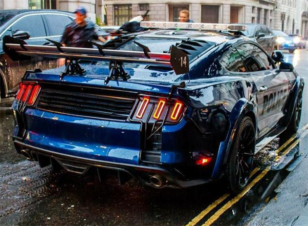 不懂变形金刚5里的这些车你也好意思带妹子看电影