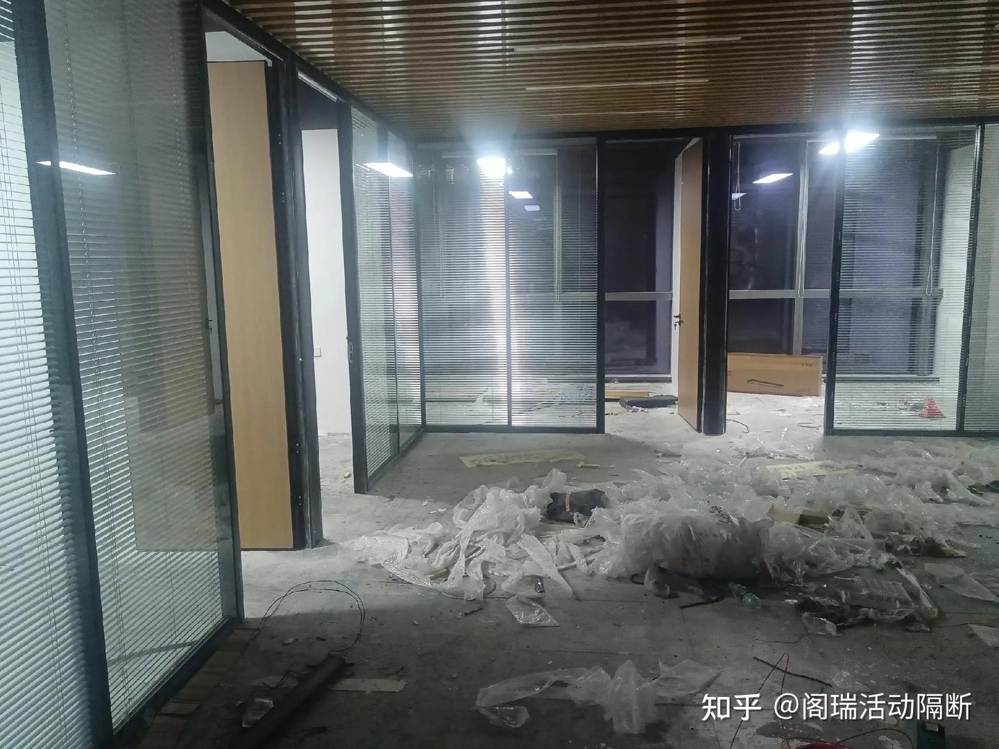 双玻百叶玻璃隔断办公室玻璃高隔间现场完工效果 - 知乎