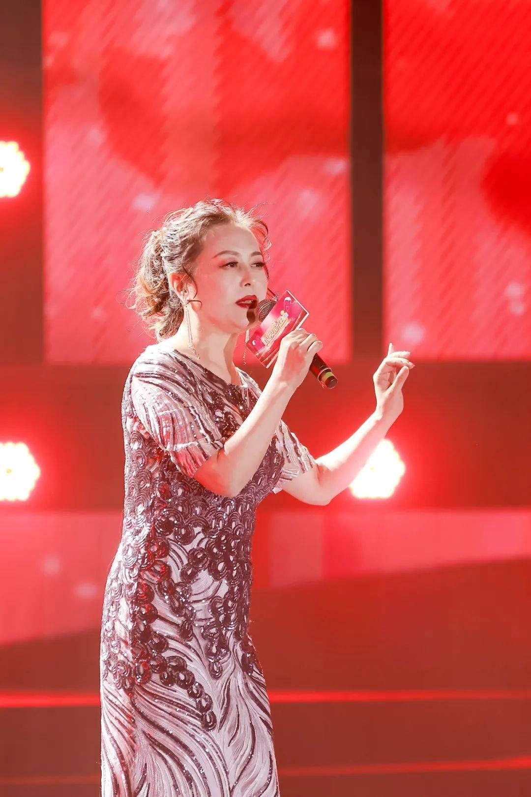 才艺奖""最具魅力奖""最佳音色奖""最佳人气奖"的12名选手进行了颁奖