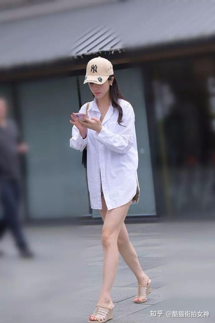 街拍女神白衬衫下衣失踪风格的甜美女生