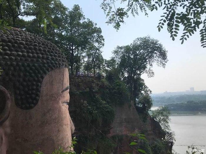 乐山大佛好壮观,看见这个手掌联想到了西游记的五指山.