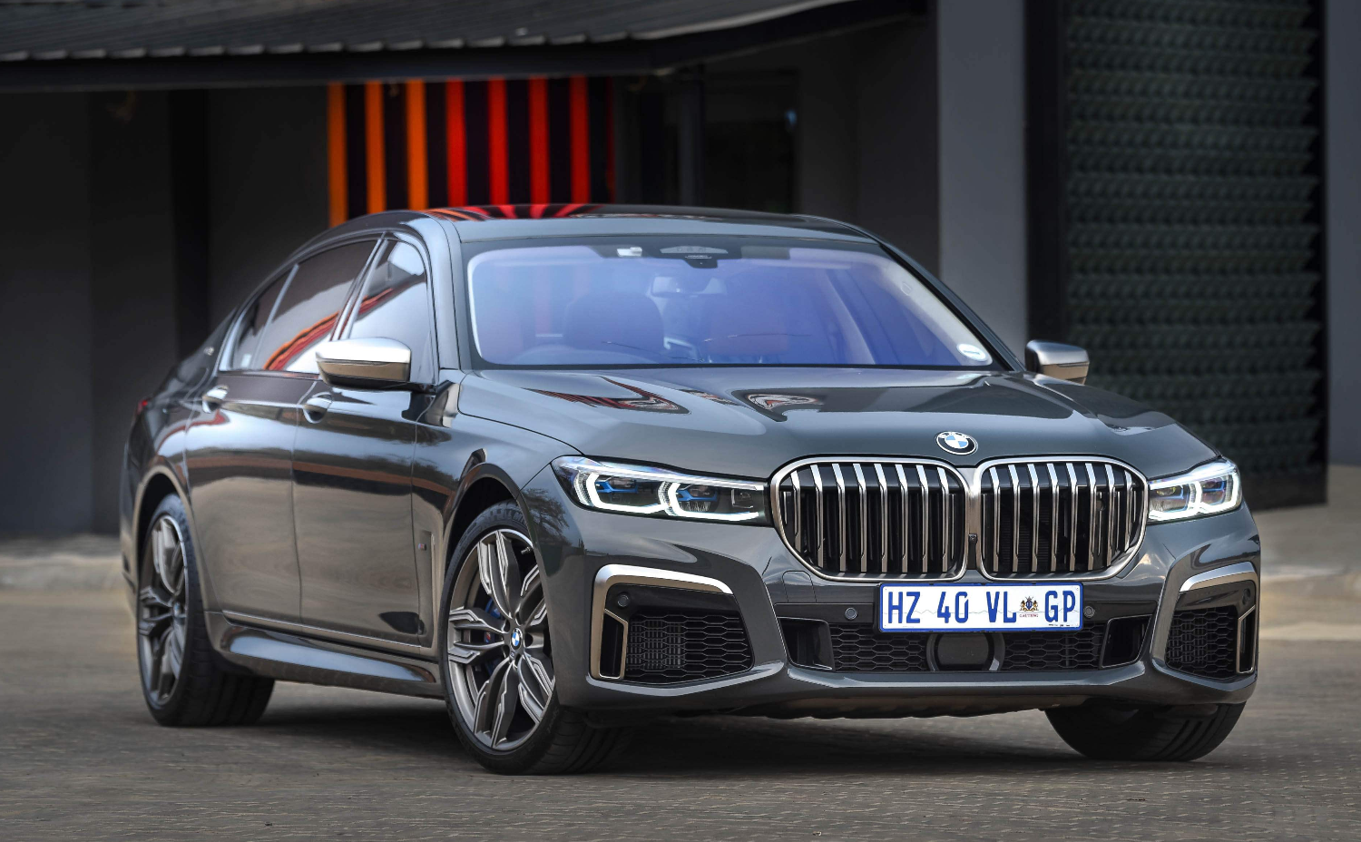 比新车便宜100万!这辆宝马760才开了600公里,200万买它值不值?