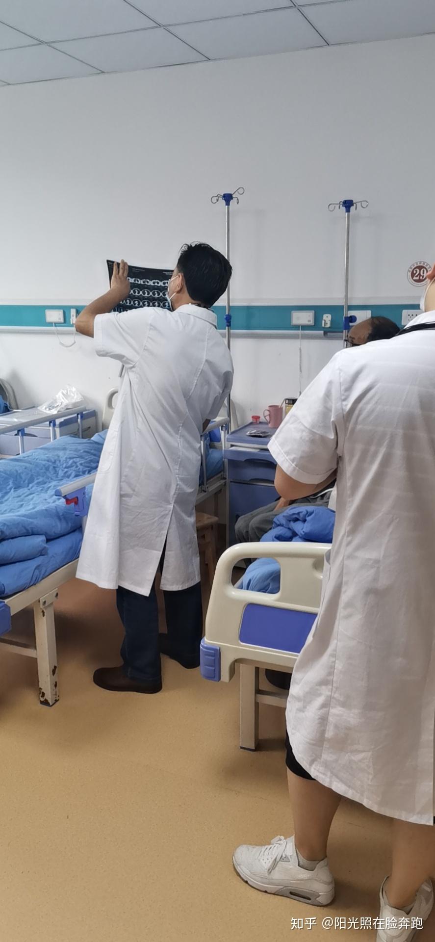 查房不只是医生的事,也需要患者和家属配合,患者要如实的的提供病史