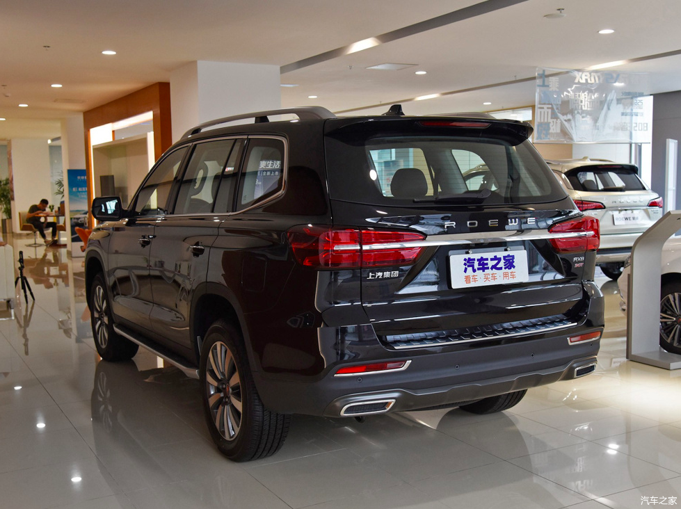 荣威rx8外观的设计非常有辨识性,进气格栅内部采用了多条横向饰条修饰