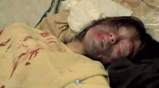 在古田顺子被囚禁了整整四十天后,已经到了濒死的边缘,而少年们担心被
