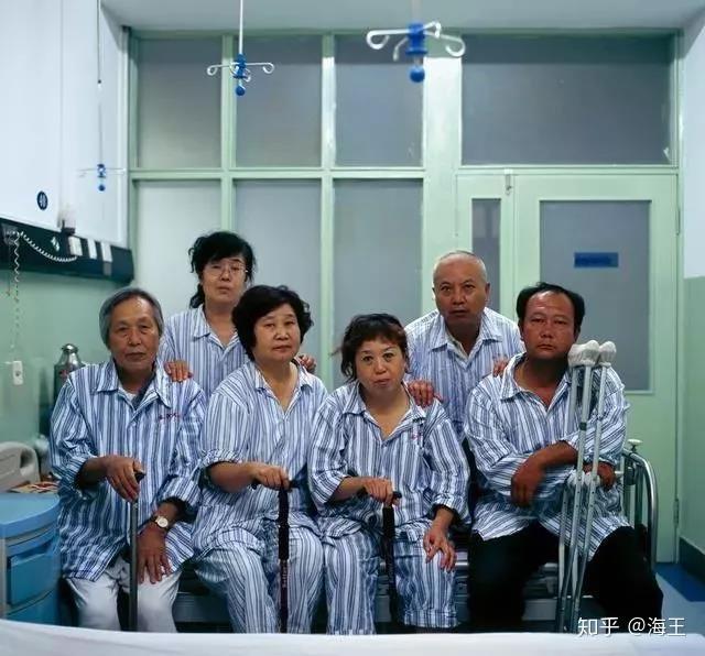 部分非因公感染非典后遗症患者在望京医院接受治疗时的合影很多人会打