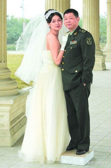 50岁三德子养鸡身价上亿豪车不开专骑电驴娶小15岁1米8娇妻