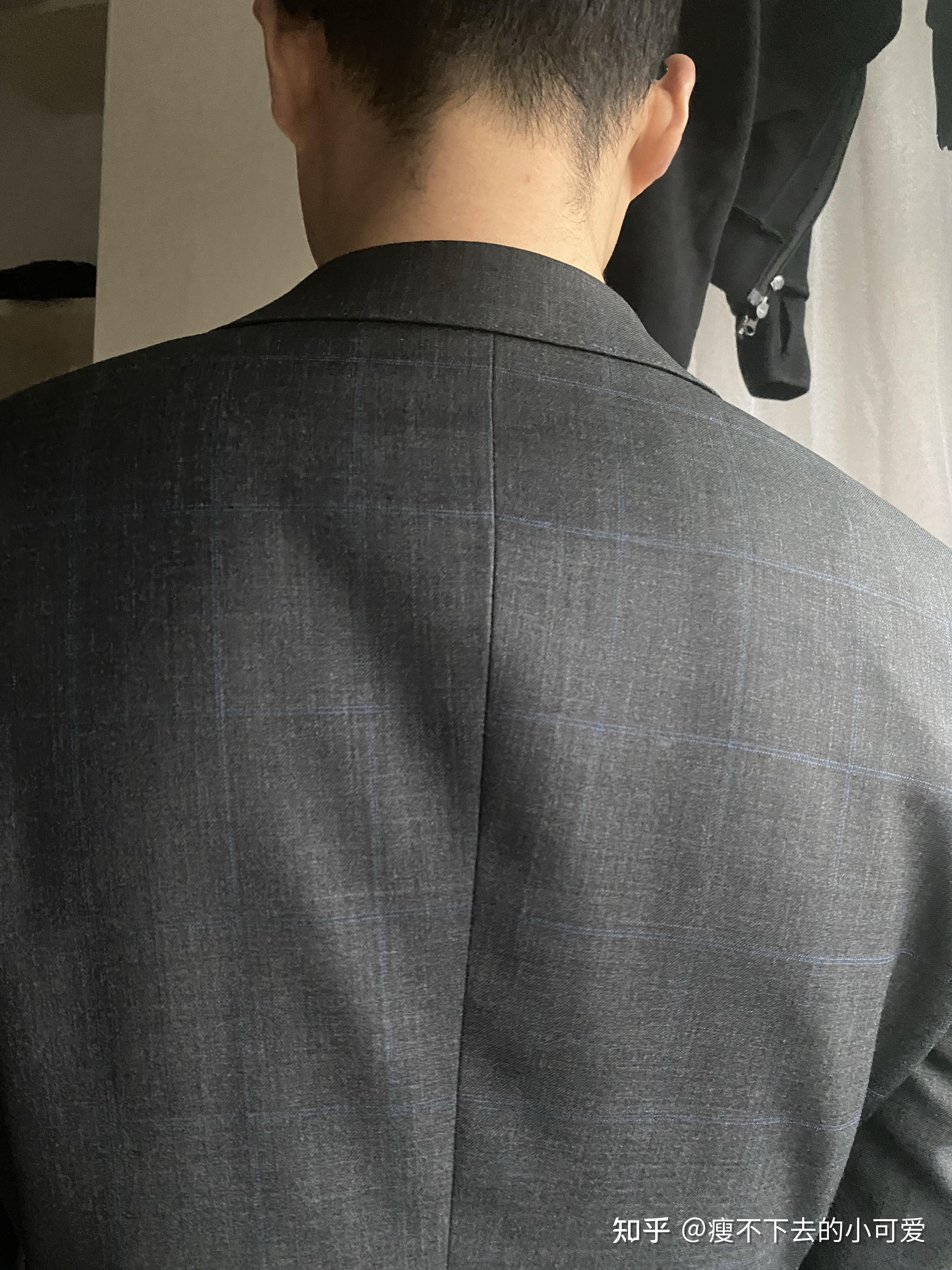 定做的西装肩胛之间鼓包 师傅说因为肩胛骨太高才影响的 外行人也不懂