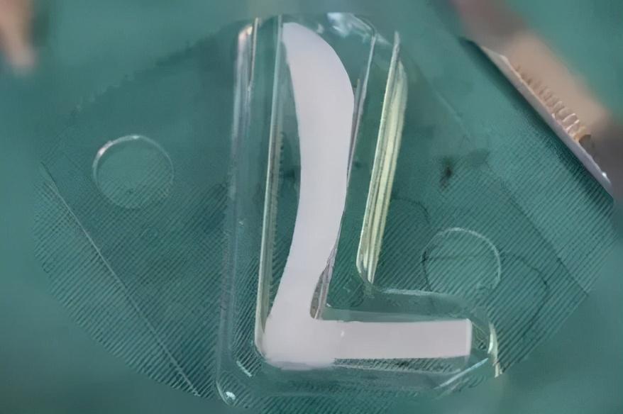 膨体和硅胶隆鼻哪个好_隆鼻用硅胶好还是膨体好_隆鼻硅胶膨体
