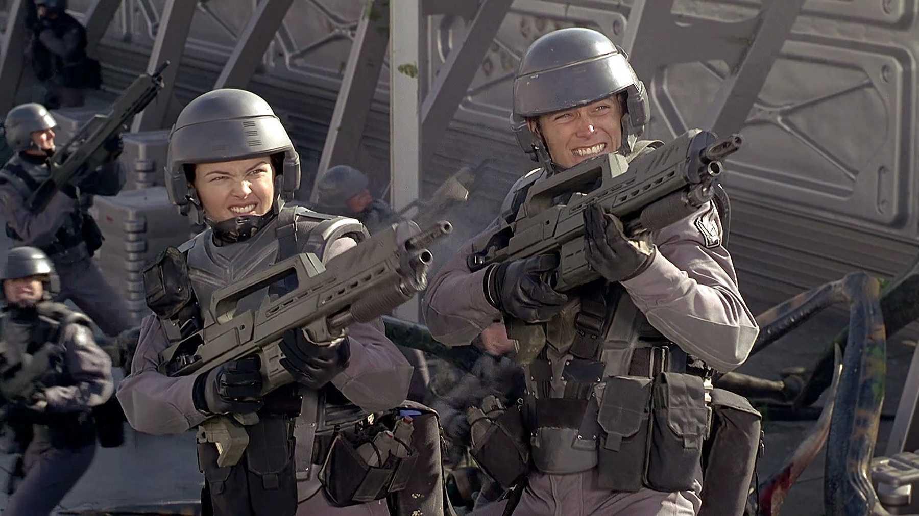 這段影片節選自1997年上映的《星河戰隊1 starship troopers》,其中