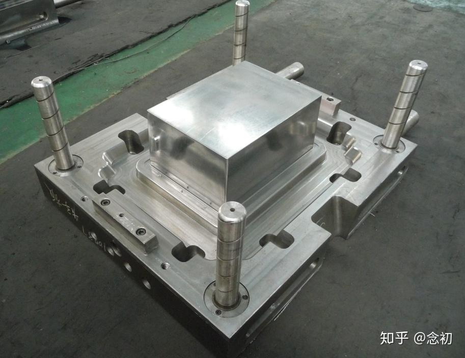 1,耐磨性坯料在模具型腔中塑性变性时,沿型腔表面既流动又滑动,使型腔