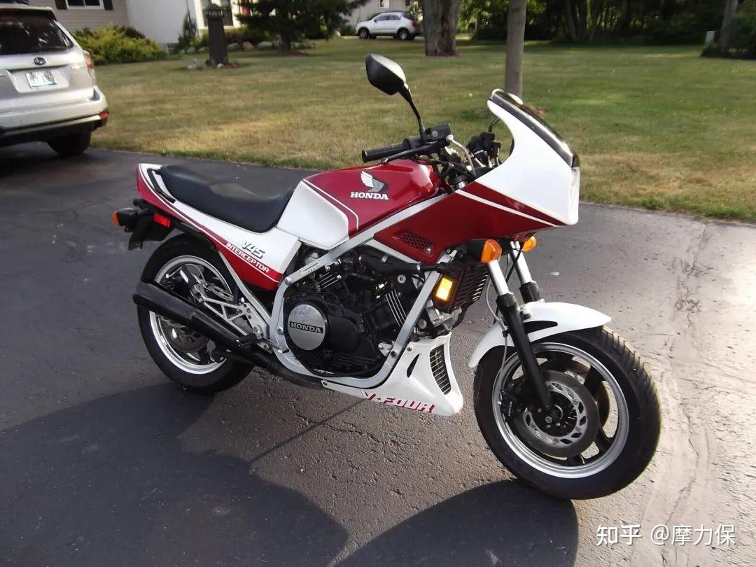 1979 honda cbx1000cbx1000是本田一款独特的摩托车,它采用了1047cc的