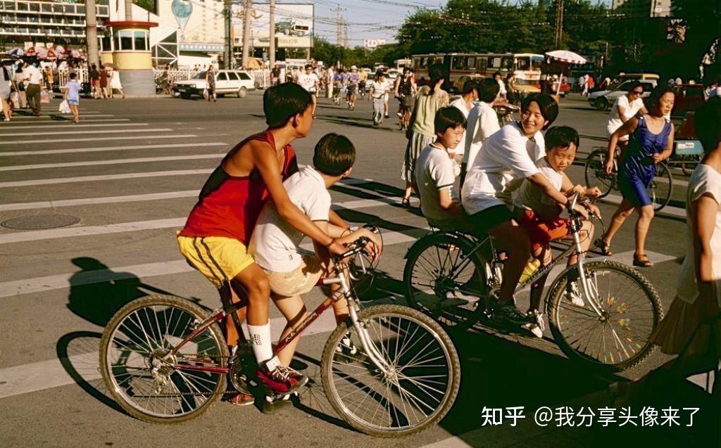 60年代和70年代,一線城市的上班族會騎著自行車去上班,這個年代