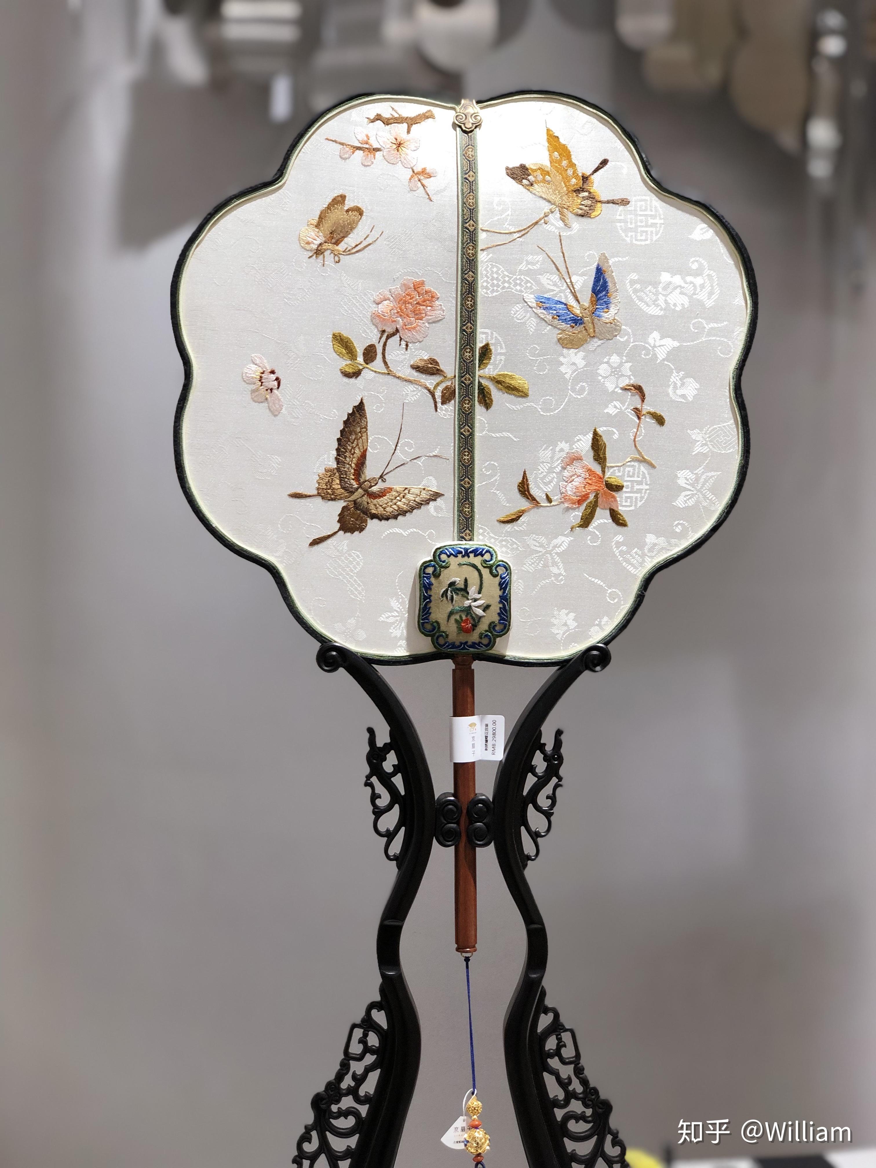 汉代有班婕妤叹"裁为合欢扇,团圆似明月",唐代有白居易言"素是自然色