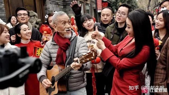 祖籍成都的陈彼得,在家乡与大家共唱《我和我的祖国》