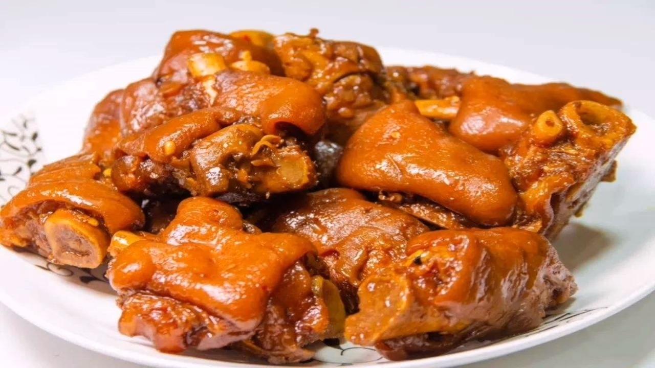 新鲜土豆粉 自产绿色蔬菜 秘制酱料 儿时的汽水=我的美味午餐