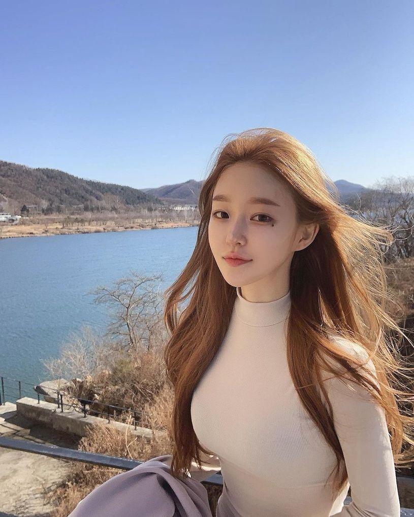 停车场v领正妹曲线佳颜值又高性感美腿又细又长