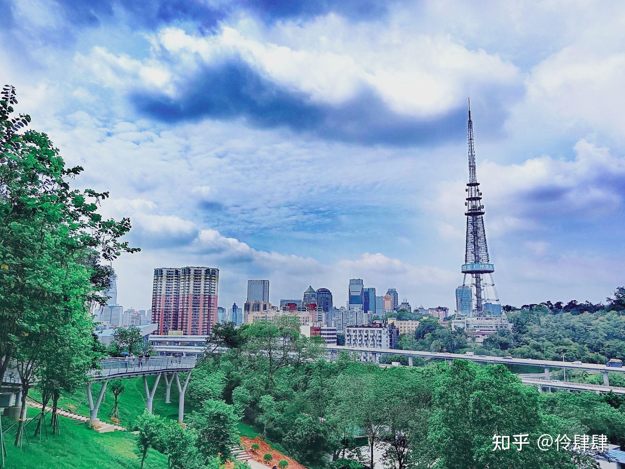 越秀山电视塔矗立在蓝天之下,放眼望去是繁忙的车道,也有运行多年