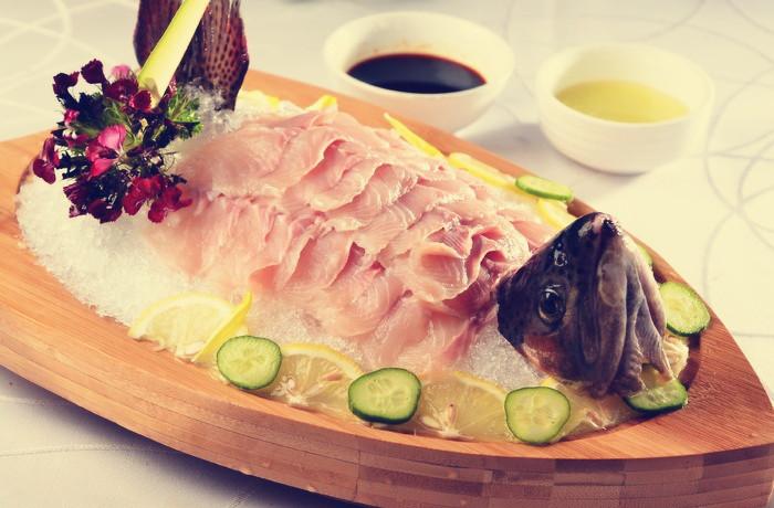 我们熟悉的鲫鱼,鲤鱼都是可以做成刺身的,河豚刺身也一直是美食家的最