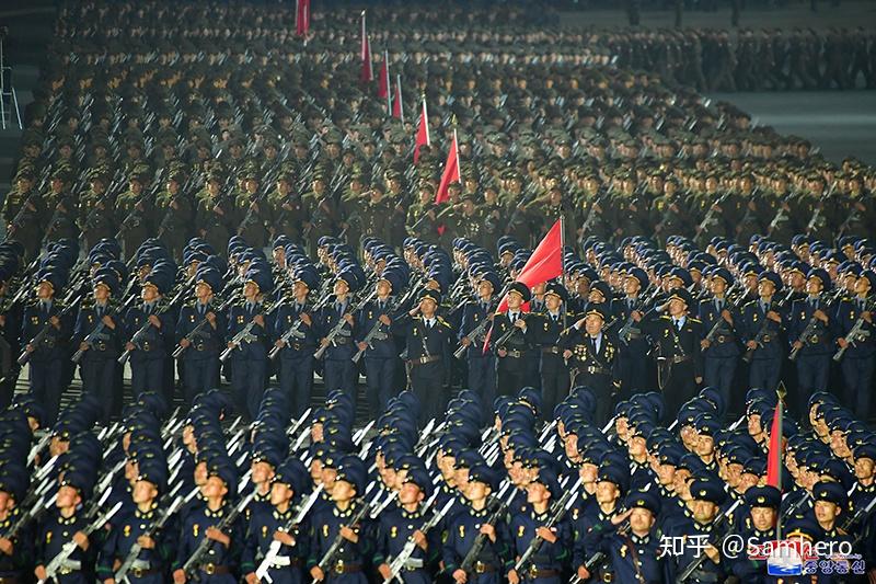 金策鋼鐵聯合企業工農赤衛軍方隊:身著工農赤衛隊軍服,抱上刺刀58步槍